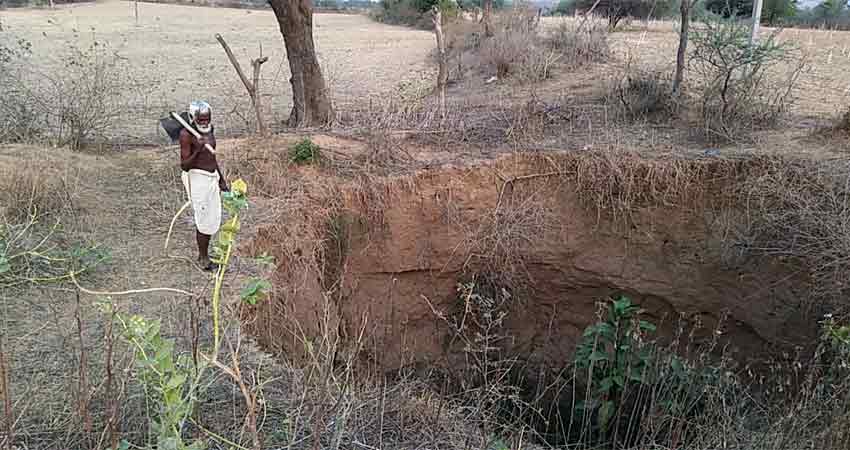 70-years-old-sitaram-rajput-digging-out-well-single-handedly-in-madhya-pradesh